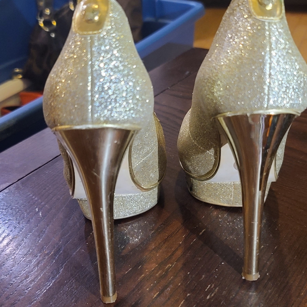 4/20$ Michael kors size 6 gold glitter heels